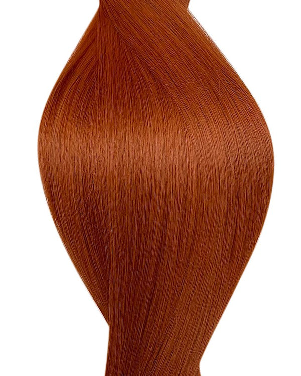 Naturalne włosy do przedłużania metodą na taśmie weft w kolorze miedziany.
