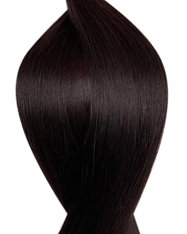 Naturalne włosy do przedłużania metodą na taśmie weft w kolorze bardzo ciemny brąz.