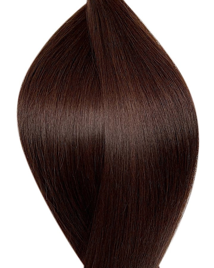 Naturalne włosy do przedłużania metodą na taśmie weft w kolorze ciemny brąz.