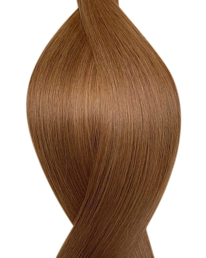 Naturalne włosy do przedłużania metodą na taśmie weft w kolorze jasny kasztanowy brąz.