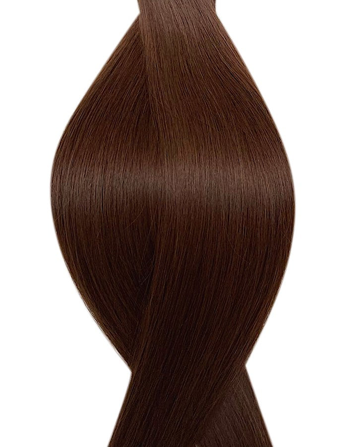 Naturalne włosy do przedłużania metodą na taśmie weft w kolorze średni brąz.