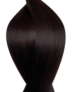 Naturalne włosy do przedłużania metoda tape on w kolorze bardzo ciemny brąz.